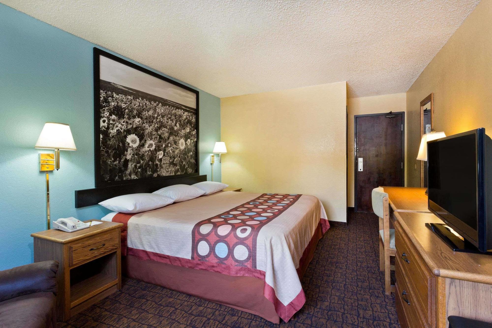 Super 8 By Wyndham Lexington Park/california Area